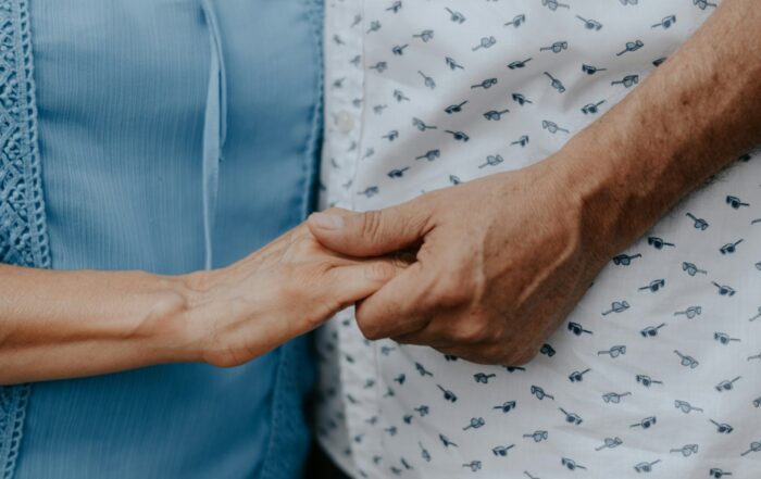 Dos personas mayores cogidas de la mano, en referencia a la pensión de viudedad de las parejas de hecho