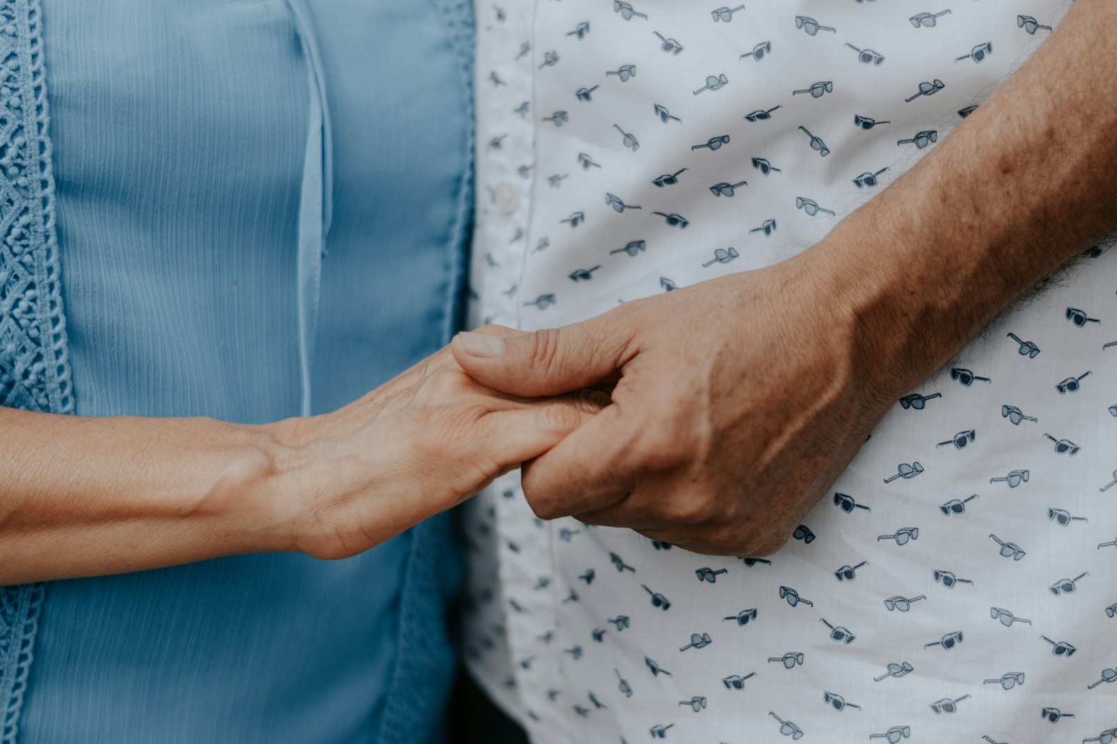 Dos personas mayores cogidas de la mano, en referencia a la pensión de viudedad de las parejas de hecho